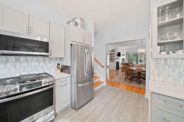 2 Rivers Edge Rd 2, Hull, MA 02045