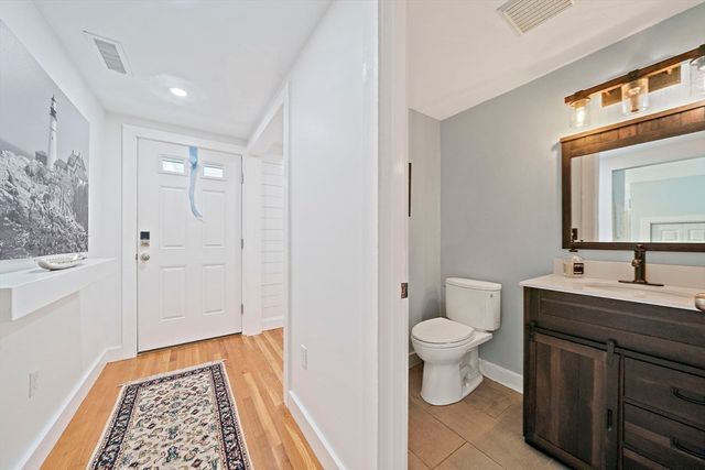 2 Rivers Edge Rd 2, Hull, MA 02045