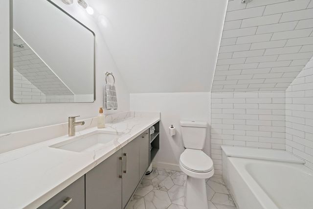2 Rivers Edge Rd 2, Hull, MA 02045