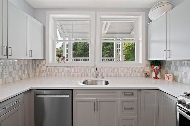 2 Rivers Edge Rd 2, Hull, MA 02045