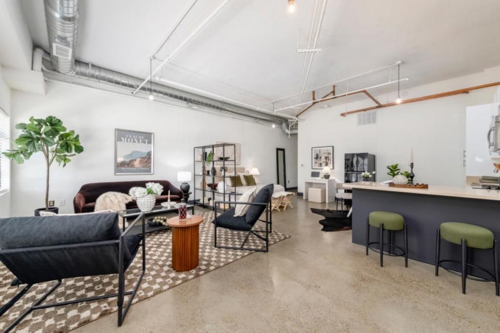 850 W Grand Avenue D, Oakland, CA 94607