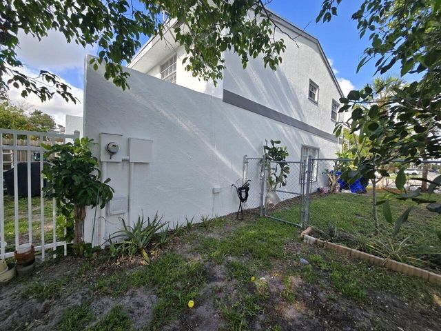 7900 SW 7th Place, North Lauderdale, FL 33068