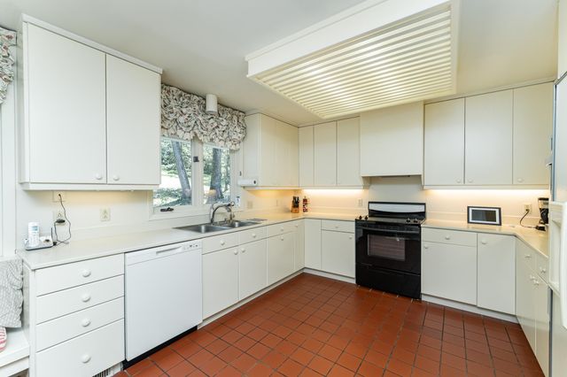 2011 Merrihills Drive SW, Rochester, MN 55902