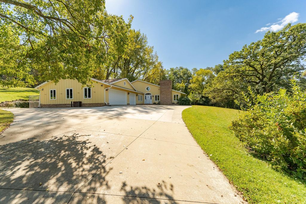 2011 Merrihills Drive SW, Rochester, MN 55902