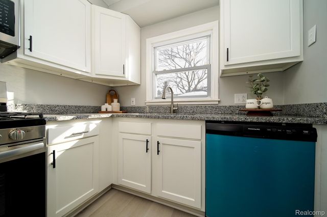 750 E Hayes Avenue, Hazel Park, MI 48030