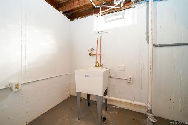 750 E Hayes Avenue, Hazel Park, MI 48030