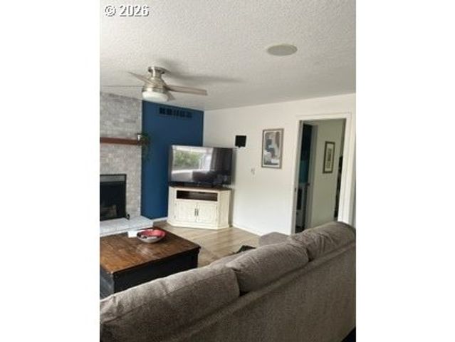 632 Sw WILLOWBROOK Ave, Gresham, OR 97080