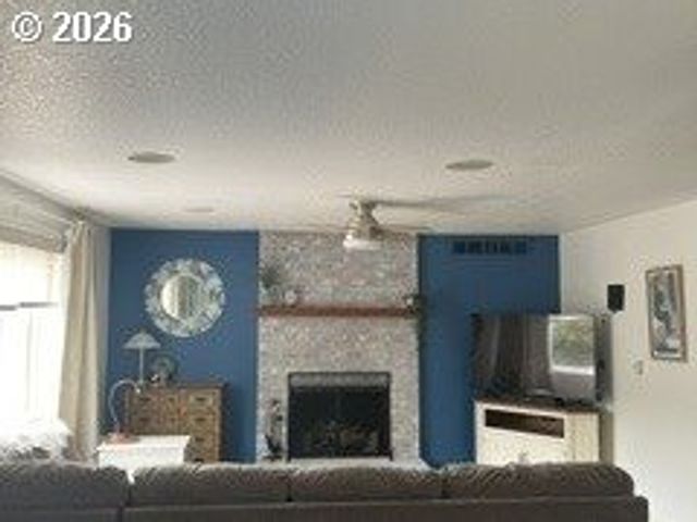 632 Sw WILLOWBROOK Ave, Gresham, OR 97080