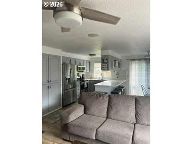 632 Sw WILLOWBROOK Ave, Gresham, OR 97080