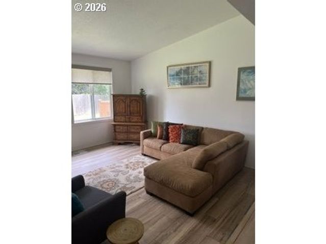 632 Sw WILLOWBROOK Ave, Gresham, OR 97080