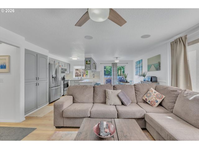 632 Sw WILLOWBROOK Ave, Gresham, OR 97080
