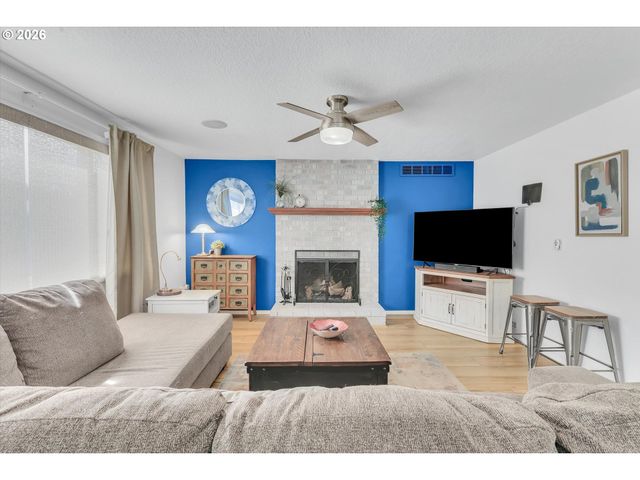 632 Sw WILLOWBROOK Ave, Gresham, OR 97080
