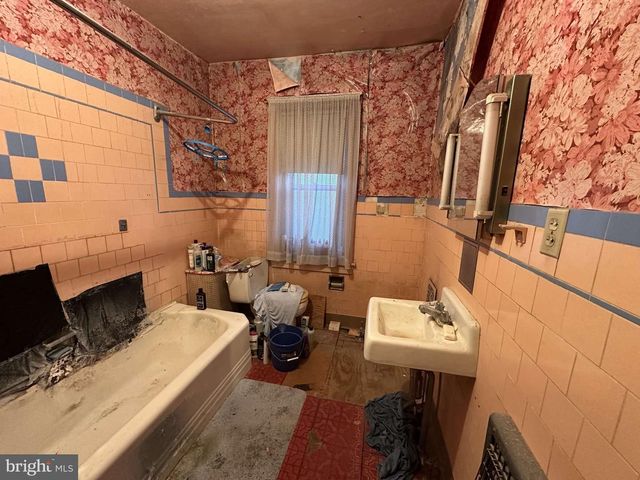 100 S 6TH AVE, Reading, PA 19611