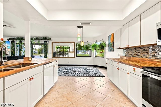 28 NE 19th CT, Cape Coral, FL 33909
