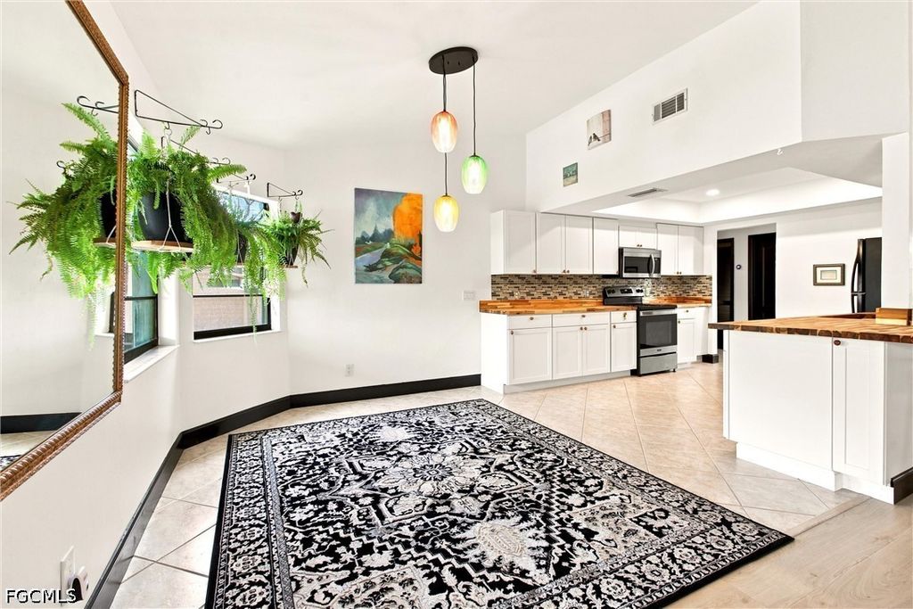 Image 17 of property listing at 28 NE 19th CT, Cape Coral, FL 33909