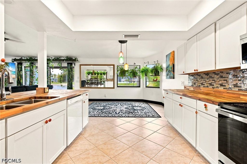 Image 18 of property listing at 28 NE 19th CT, Cape Coral, FL 33909