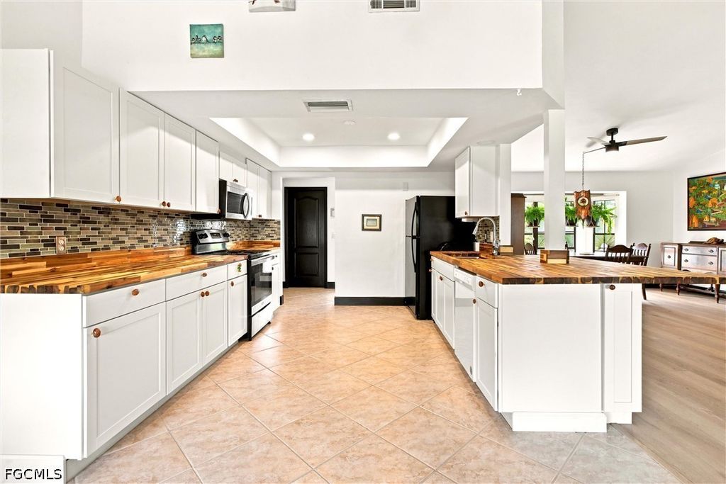 Image 19 of property listing at 28 NE 19th CT, Cape Coral, FL 33909