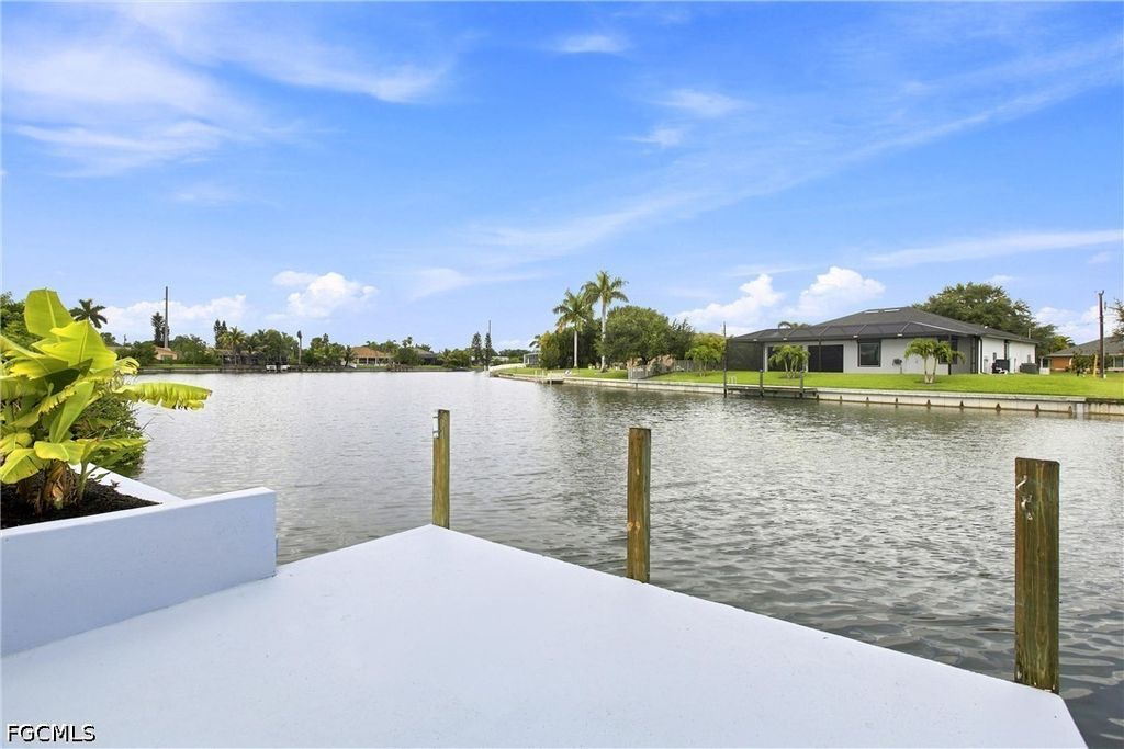 Image 2 of property listing at 28 NE 19th CT, Cape Coral, FL 33909