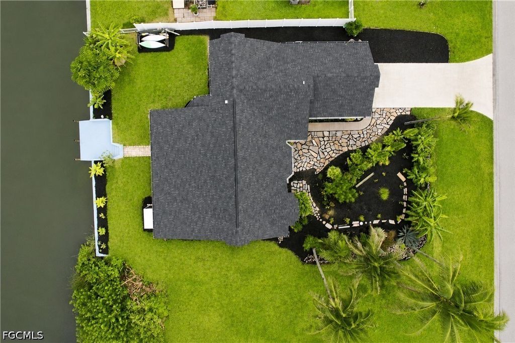 Image 3 of property listing at 28 NE 19th CT, Cape Coral, FL 33909