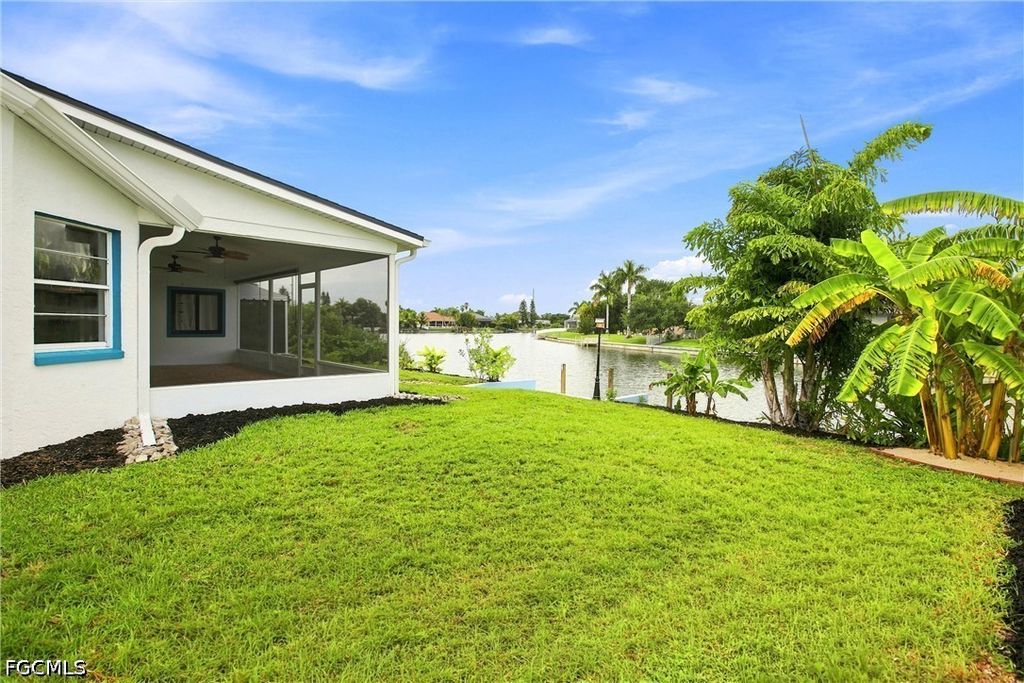 Image 4 of property listing at 28 NE 19th CT, Cape Coral, FL 33909