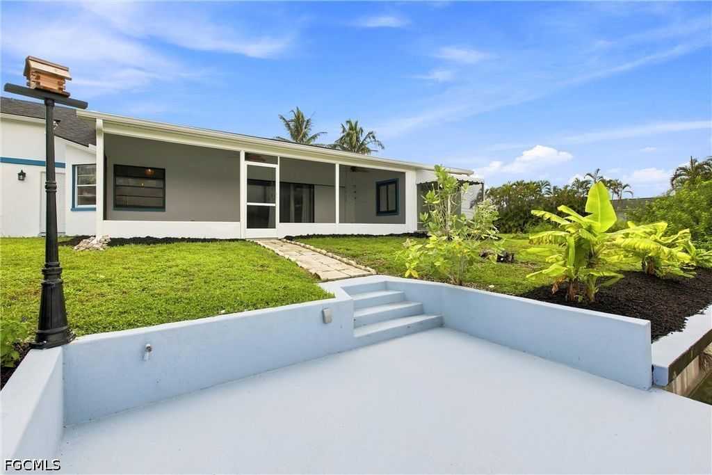 Image 5 of property listing at 28 NE 19th CT, Cape Coral, FL 33909