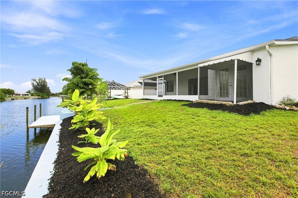 Image 7 of property listing at 28 NE 19th CT, Cape Coral, FL 33909