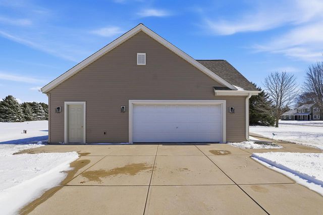 N66W35104 Lappland Crossing, Oconomowoc, WI 53066