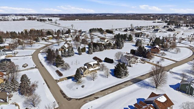 N66W35104 Lappland Crossing, Oconomowoc, WI 53066