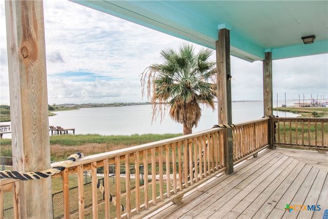 214 E Bay Avenue, Seadrift, TX 77983