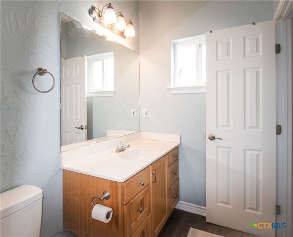 214 E Bay Avenue, Seadrift, TX 77983