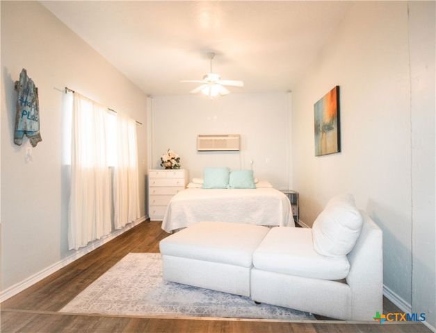 214 E Bay Avenue, Seadrift, TX 77983