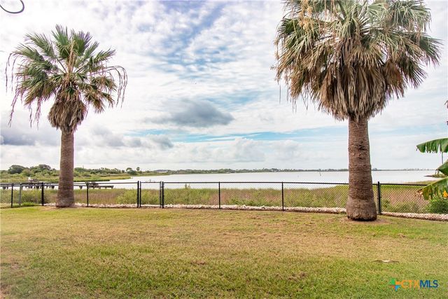 214 E Bay Avenue, Seadrift, TX 77983