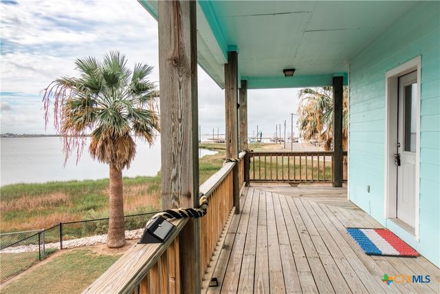 214 E Bay Avenue, Seadrift, TX 77983