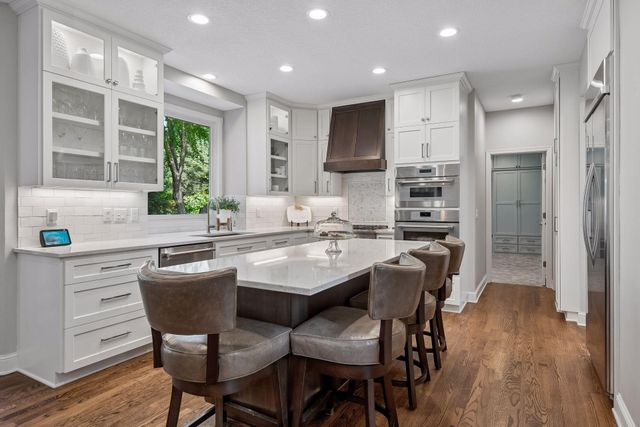 9190 Victoria Drive, Eden Prairie, MN 55347