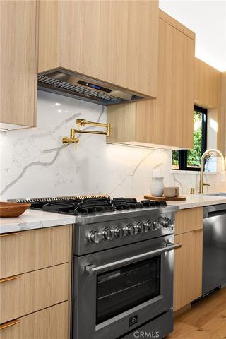 5750 Stansbury Avenue, Sherman Oaks, CA 91401