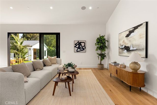 5750 Stansbury Avenue, Sherman Oaks, CA 91401