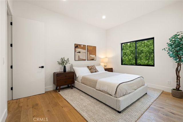 5750 Stansbury Avenue, Sherman Oaks, CA 91401