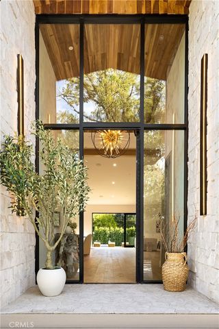 5750 Stansbury Avenue, Sherman Oaks, CA 91401