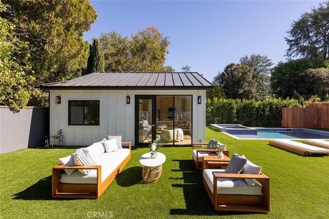 5750 Stansbury Avenue, Sherman Oaks, CA 91401