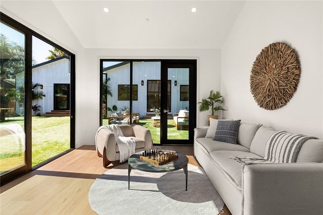 5750 Stansbury Avenue, Sherman Oaks, CA 91401