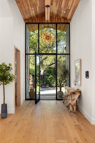 5750 Stansbury Avenue, Sherman Oaks, CA 91401