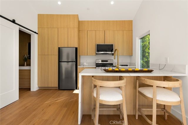 5750 Stansbury Avenue, Sherman Oaks, CA 91401