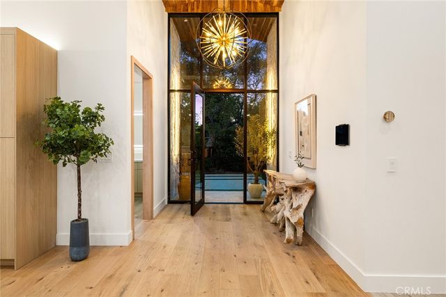 5750 Stansbury Avenue, Sherman Oaks, CA 91401