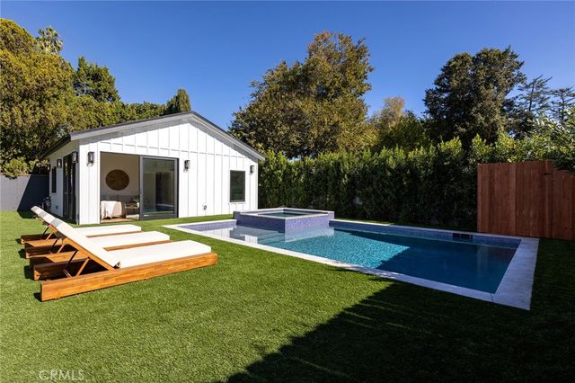 5750 Stansbury Avenue, Sherman Oaks, CA 91401