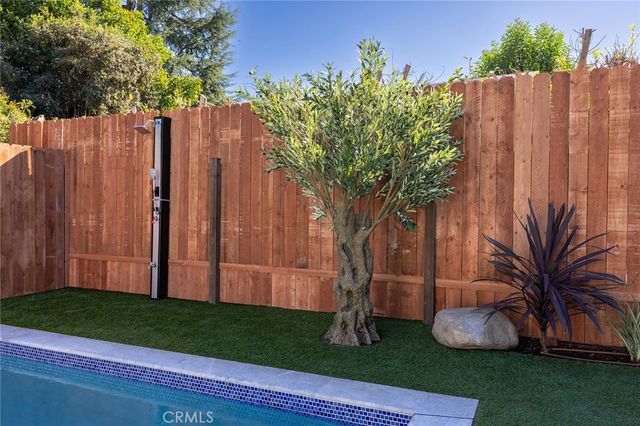 5750 Stansbury Avenue, Sherman Oaks, CA 91401