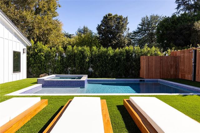 5750 Stansbury Avenue, Sherman Oaks, CA 91401