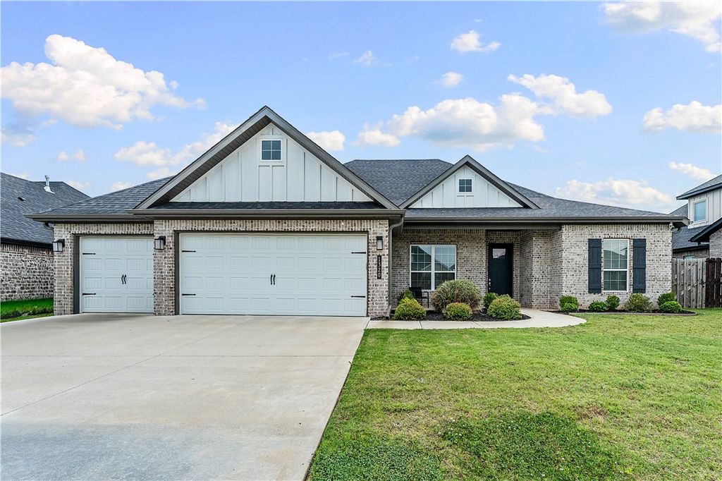 1320 Paragon, Centerton, AR 72719