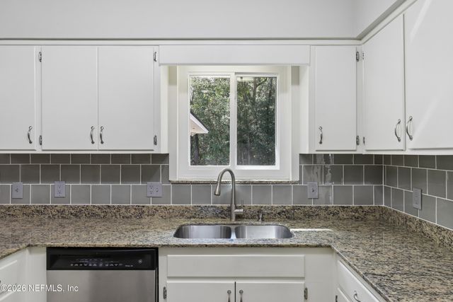 3842 FERNGLEN Drive, Jacksonville, FL 32277