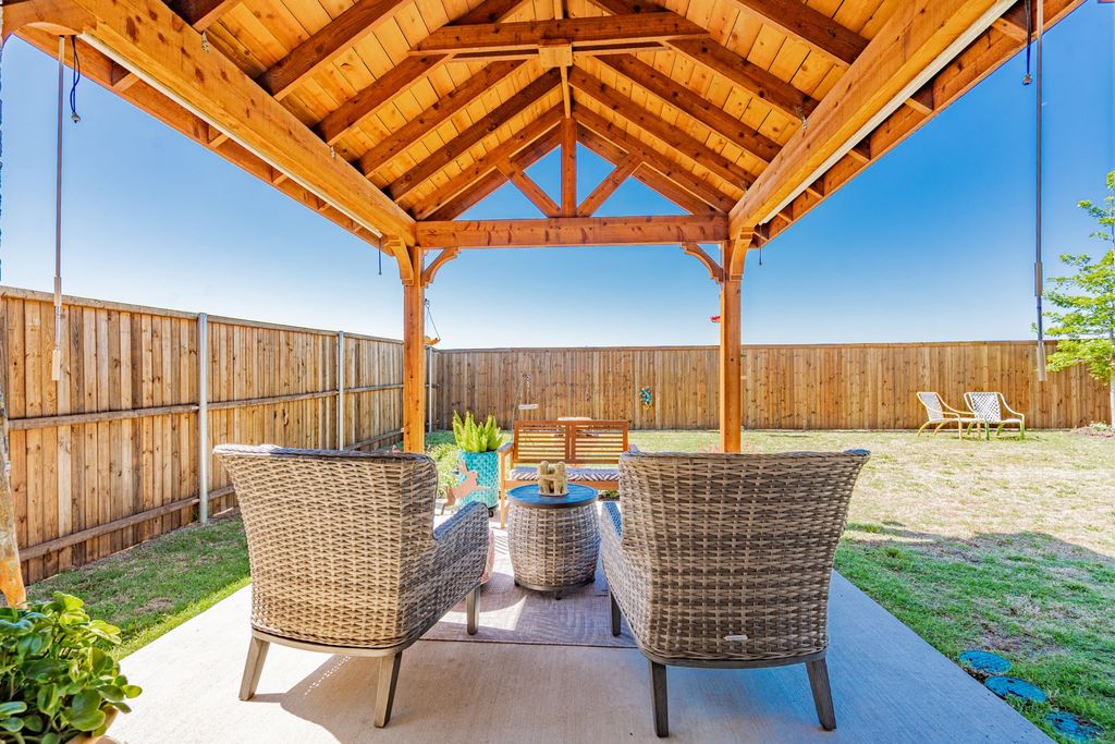 562 Water Valley Drive, Lavon, TX 75166