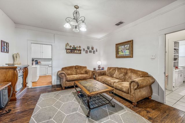 863 N CLINTON, Stephenville, TX 76401